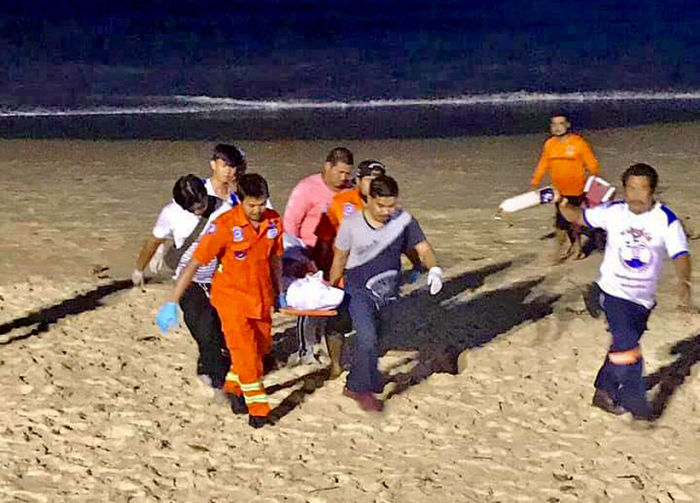 Rettungskräfte bergen die bisher unidentifizierte Leiche aus dem Meer. Foto: The Thaiger / Newshawk Phuket