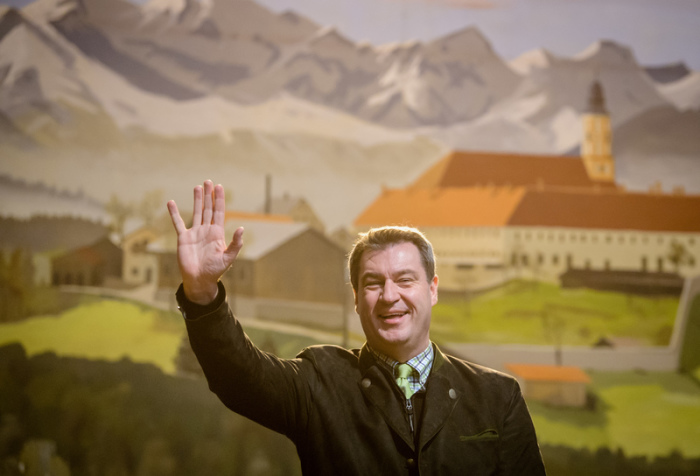 Markus Söder (CSU), Ministerpräsident von Bayern, winkt nach seiner Rede in einem Bierzelt auf dem Reutberger Josefifest von der Bühne. Foto: Matthias Balk/Dpa
