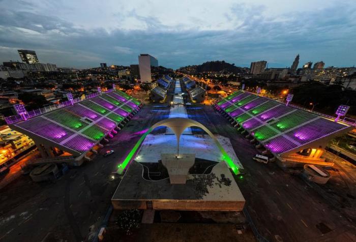 Die Aufnahme, die mit einer Drohne gemacht wurde, zeigt das leere und beleuchtete Sambadrom des Karnevals in Rio de Janeiro. Archivfoto: epa/Antonio Lacerda