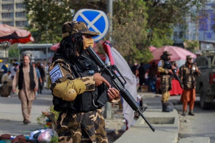 Taliban-Kämpfer stehen in der Nähe des Hotels Wache, nachdem die Regierungen der USA und Großbritanniens davor gewarnt hatten, Hotels in Kabul zu meiden. Foto: epa/Stringer