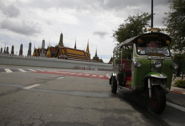 Geparktes Tuk-Tuk vor dem Großen Palast in Bangkok. Foto: epa/Narong Sangnak