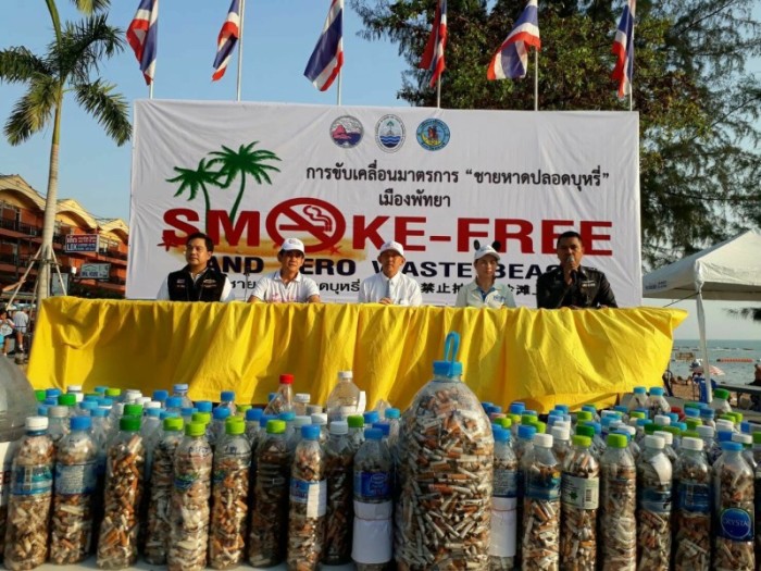 Am Dongtan Beach in Jomtien informierte Pattayas Bürgermeister Anan Charoenchasri (M.) Liegestuhl- und Sonnenschirmvermieter sowie Badegäste über das Rauchverbot. Fotos: PR Pattaya