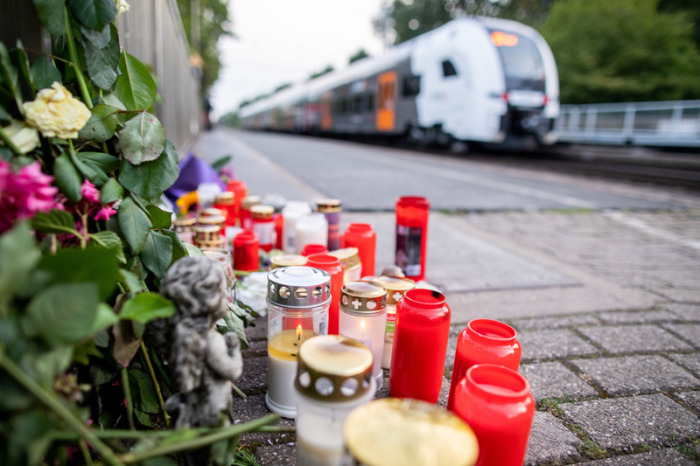 Blumen und Kerzen stehen an Gleis eins am Bahnhof. Foto: Marcel Kusch/Dpa 