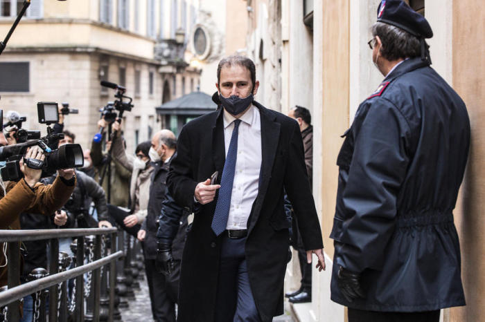 Davide Casaleggio (C), Gründungsmitglied der Fünf-Sterne-Bewegung (M5S), kommt im Palast Montecitorio an. Foto: epa/Angelo Carconi