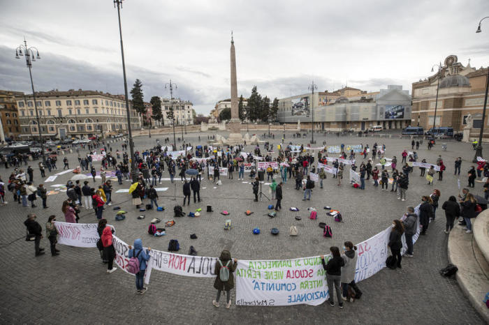 Leute nehmen an einer Protestaktion gegen den Fernunterricht auf dem Popolo-Platz teil. Foto: epa/Massimo Percossi