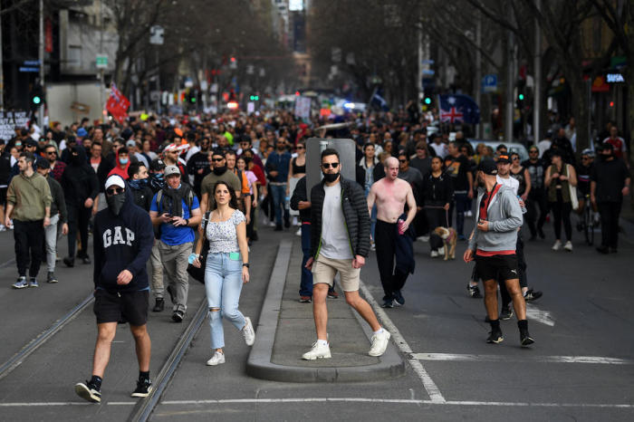 In Melbourne wird gegen die Ausweitung der Sperrung des Covid protestiert. Foto: epa/James Ross