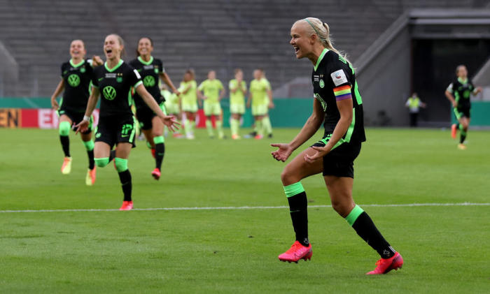 Die Wolfsburgerin Pernille Harder feiert nach dem Siegtreffer im Elfmeterschießen im Finale des DFB-Pokals der Frauen zwischen dem VfL Wolfsburg und der SGS Essen in Köln. Foto: epa/Lars Baron
