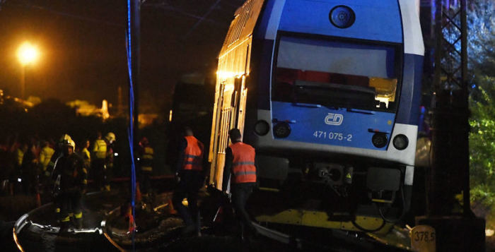 Rettungskräfte sind nach einem Zugunglück im Einsatz. Beim Zusammenstoß eines Personenzugs mit einem Güterzug hat es Dutzende Verletzte gegeben. Foto: Michal Kamaryt/Ctk/dpa