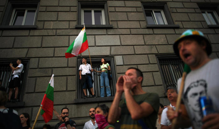 Demonstranten schwenken bulgarische Flaggen während eines regierungsfeindlichen Protests vor dem Ministerrat in Sofia, Bulgarien. Foto: epa/Vassil Donev