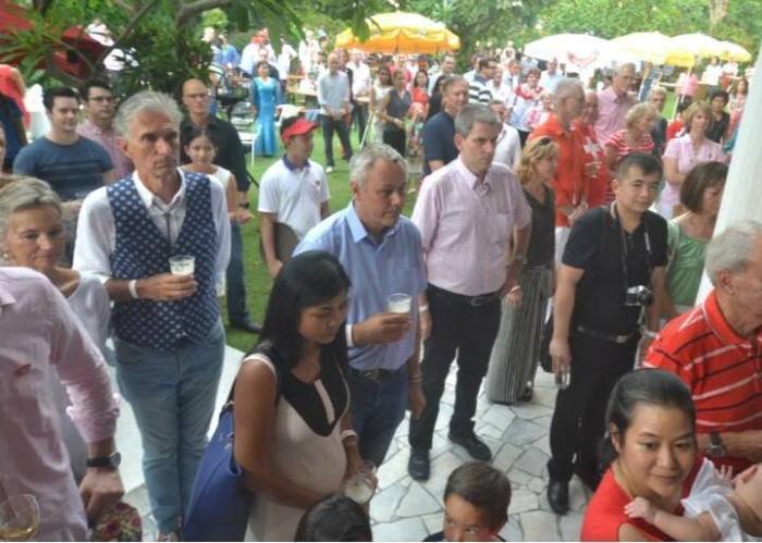 Das traditionelle Grillfest im Garten der Residenz des Schweizer Botschafters in Thailand anlässlich des Nationalfeiertages der Eidgenossenschaft zählt jedes Jahr zu den beliebtesten Veranstaltungen der Swiss Society Bangkok. Foto: SSB