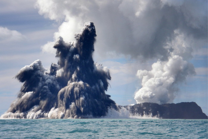 Der Vulkanausbruch auf Hunga Ha'apai. Foto: epa/Lothar Slabon