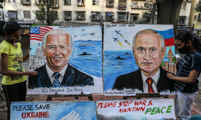 Die Kunstschule in Mumbai sendet inmitten der Spannungen zwischen der Ukraine und Russland eine Friedensbotschaft. Foto: epa/Divyakant Solanki