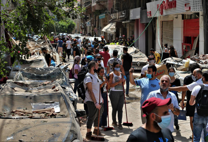 Ehrenamtliche Helfer bei der Beseitigung der Trümmer von Gebäuden und der Hilfe für die Einwohner Beiruts. Foto: epa/Nabil Mounzer