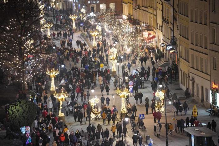 In Warschau drängen sich die Menschen bei einem Abendspaziergang auf den Straßen. Archivfoto: epa/Leszek Szymanski