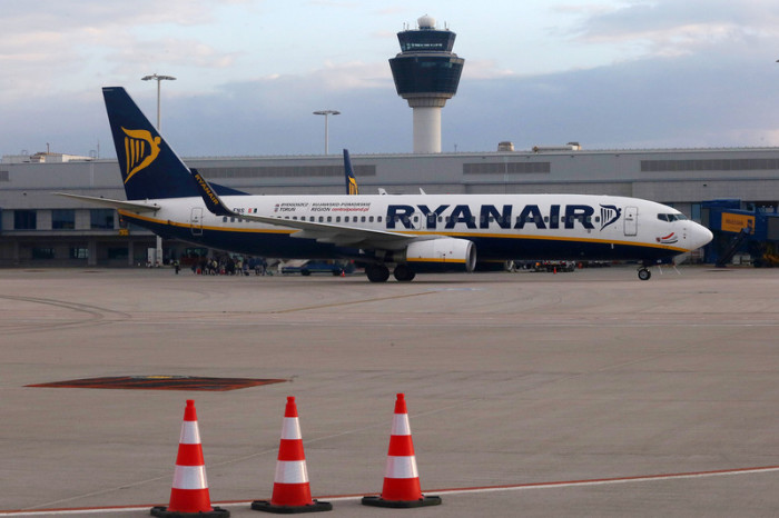 Ein Ryanair-Flugzeug auf einem Flughafen in Griechenland. Archivfoto epa/ORESTIS PANAGIOTOU