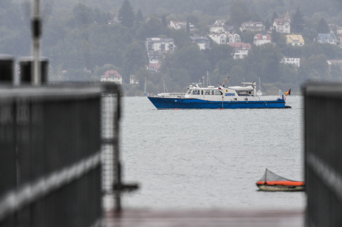 Ein Polizeiboot fährt am 08.08.2017 vor Litzelstetten bei der Insel Mainau (Baden-Württemberg) auf dem Bodensee. Am Mittag ist vor der Insel Mainau ein Kleinflugzeug abgestürzt. Es gab vermutlich zwei Tote. Foto: dpa/Felix Kästle
