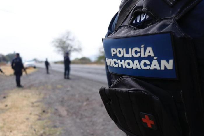 Auf diesem vom Sicherheitsamt von Michoacan zur Verfügung gestellten Bild führen Polizisten an einer Hauptstraße in Uruapan einen Einsatz durch. Foto: ---/Sicherheitsamt Michoacan/dpa