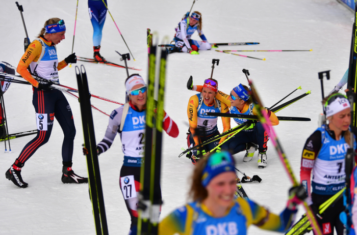 Die Athletinnen reagieren im Ziel, darunter Vanessa Hinz (l), Denise Herrmann und Franziska Preuß (3. und 4. v.l.) aus Deutschland. Foto: Hendrik Schmidt/Dpa