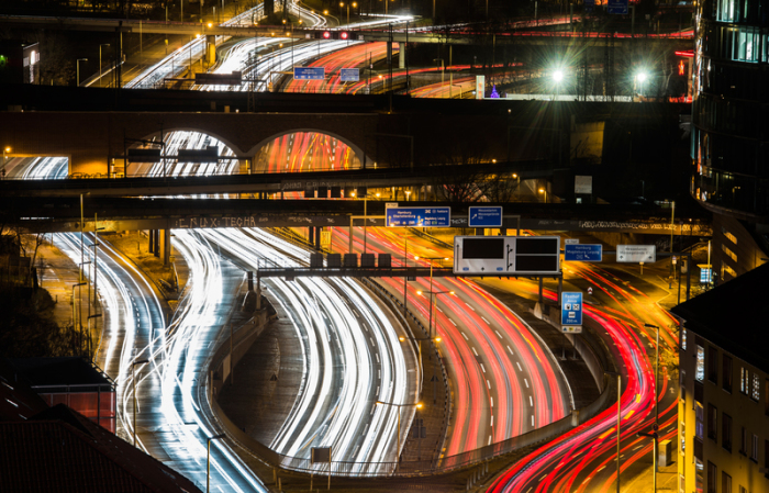 Der Verkehr auf der Stadtautobahn A100 ist am 04.01.2018 abends nahe der Messe in Berlin, durch eine Langzeitbelichtung, in Form von Lichtstreifen zu sehen. Foto: Paul Zinken/Dpa