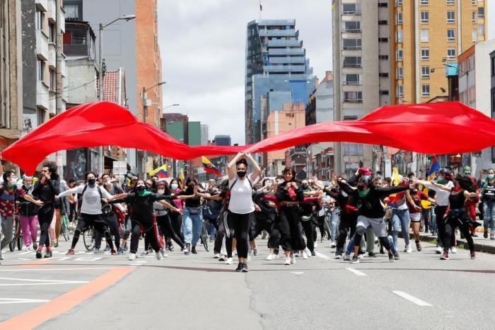 Die Jugendlichen demonstrieren gegen Polizeigewalt und die Regierung von Ivan Duque. Foto: epa/Mauricio Dueñas Castañeda