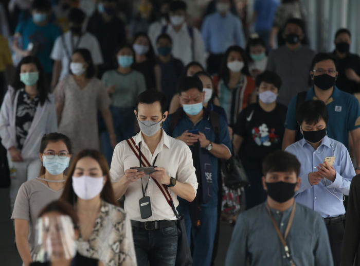 Seit Ausbruch der Pandemie setzt in Bangkok niemand mehr ohne Maske einen Schritt vor die Tür. Foto: epa/Narong Sangnak