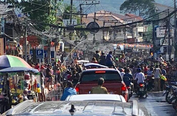 Straßenszene gestern in Chaweng: die Party geht ab und die vorbeifahrenden Autokorsos liefern sich wilde Wasserschlachten mit den aufgereihten Songkran-Feiernden