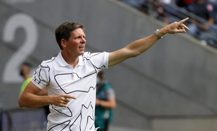 Der Trainer von Frankfurt, Oliver Glasner, reagiert während des Bundesligaspiels. Foto: epa/Ronald Wittek