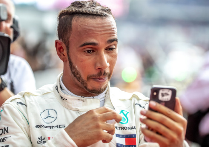 Der britische Formel-1-Pilot Lewis Hamilton vom Mercedes AMG GP feiert den Gewinn des Formel-1-Grand-Prix von Deutschland 2018 am Hockenheimring. Foto: epa/Srdjan Suki	
