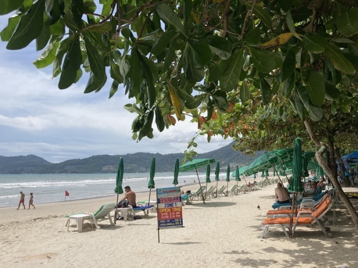 Derzeit registrierten sich durchschnittlich 4.000 Urlauber für den so genannten „Thailand Pass“, der für die „Sandbox“-Einreise in Phuket notwendig ist. Foto: Carola Frentzen/dpa