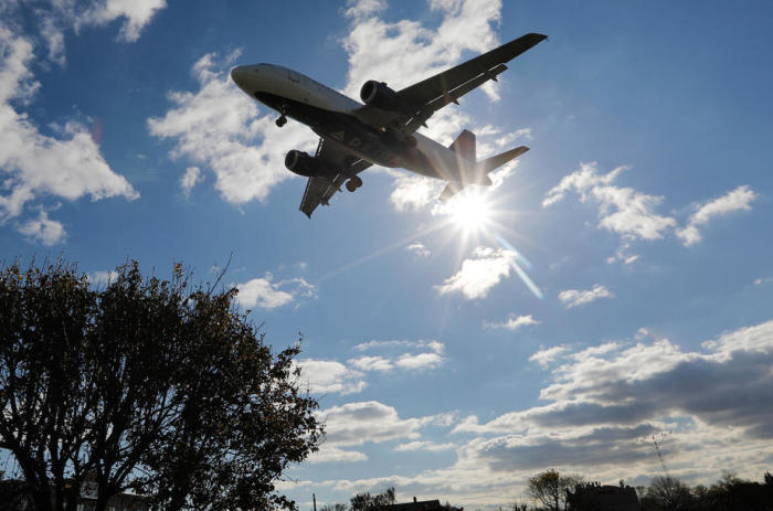 Ein Flugzeug der Delta Airlines landet auf dem Flughafen LaGuardia in New York. Foto: epa/Peter Foley