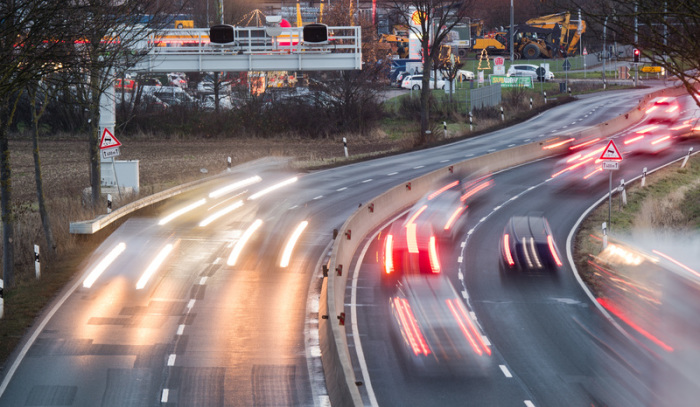 Autos fahren auf der Bundesstraße B6 in der Region Hannover vorbei an einem Streckenradar. Foto: Julian Stratenschulte/Dpa