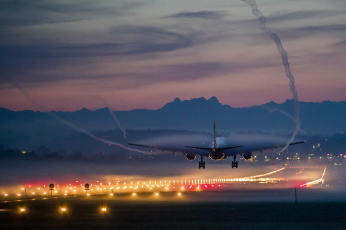  Ein Airbus A330 von Swiss International Airlines landet an einem nebligen Abend am Flughafen Zürich. Foto: epa/Christian Merz