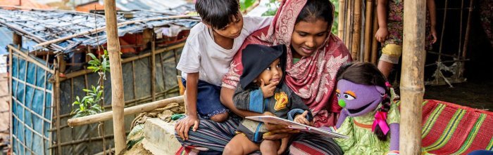 Die Lehrvideos von Sesame Workshop werden im Rohingya-Flüchtlingscamp in Cox‘s Bazar in Bangladesch gezeigt. Foto: Sesame Workshop