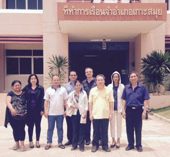 Das Verteidigerteam mit den burmesischen Dolmetschern und Betreuern von Zaw Lin und Wai Phyo vor dem Provinzgefängnis Koh Samui – zwei Tage mehr für ihre wichtige Arbeit gewährt.