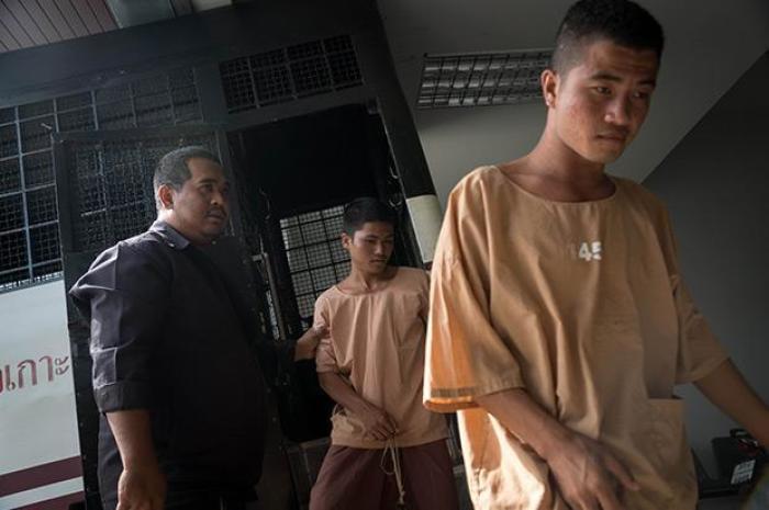 Gestern um 9 Uhr bei ihrer Vorführung: Zaw Lin und Wai Phyo gehen in Fußketten in den Gerichtssaal. Weil die Verhandlung bis in die späte Nacht ging, mussten sie auch im Gefängnis in Eisen schlafen.