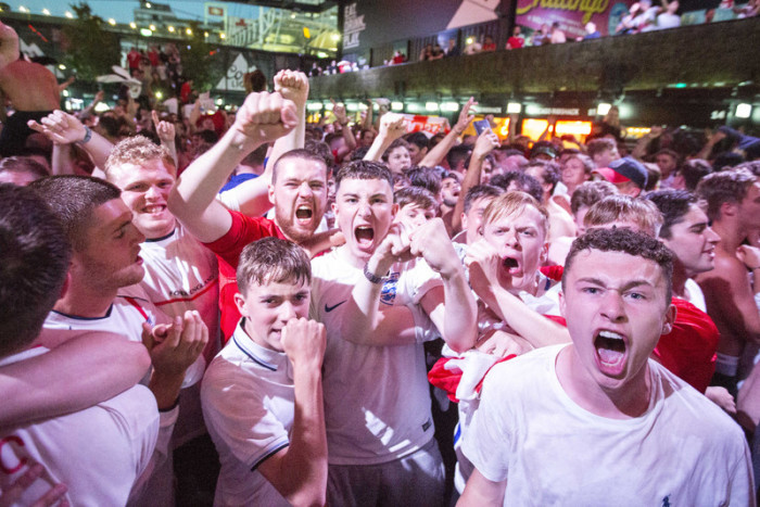England-Fans beim Public Viewing im Boxpark Croydon in Südlondon. Foto: epa/Rick Findler