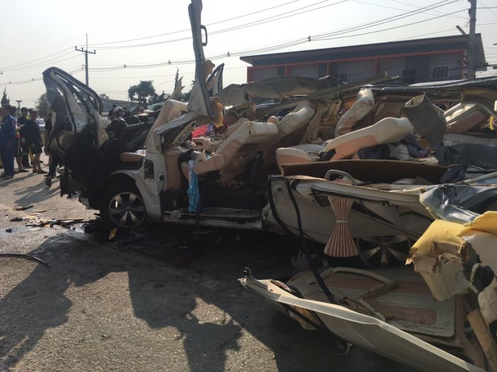 Acht Insassen eines Vans wurden bei einem Unfall mit einem Zementlaster in Chiang Rai getötet. Foto: The Nation