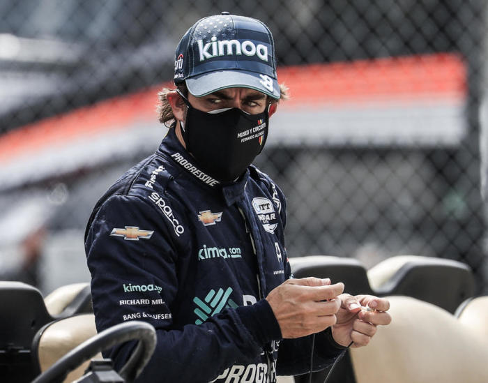 Der spanische Fahrer Fernando Alonso steht während des Trainings vor seiner Garage. Foto: epa/Tannen Maury