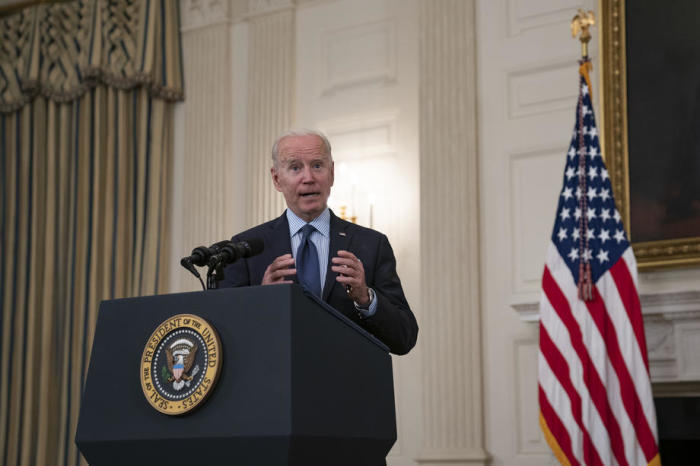 Der US-Präsident Joe Biden stellt sich den Fragen, nachdem er eine Rede zur Covid-19-Reaktion und dem Impfprogramm gehalten hat. Foto: epa/Alex Edelman