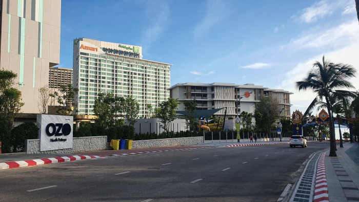 Pattaya zeigt sich bereit für den High-End-Markt. Luxushotels schießen in der Ostküstenmetropole wie Pilze aus dem Boden. Im Bild das neue Ozo North Pattaya und der Neubau des Amari Pattaya. Foto: Jahner