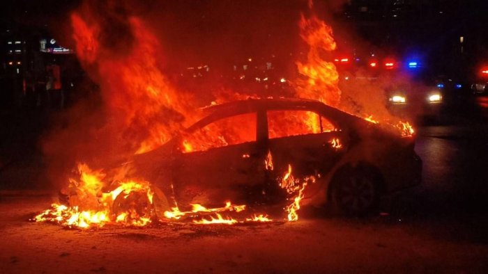 Ein Taxi mit Flüssiggasantrieb brannte am Mittwoch in Pathumwan komplett aus. Foto: The Nation