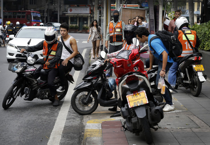 Nach den Garküchen sollen nun auch Motorradtaxistände von Gehwegen verbannt werden. Foto: epa/Ritchie B. Tongo