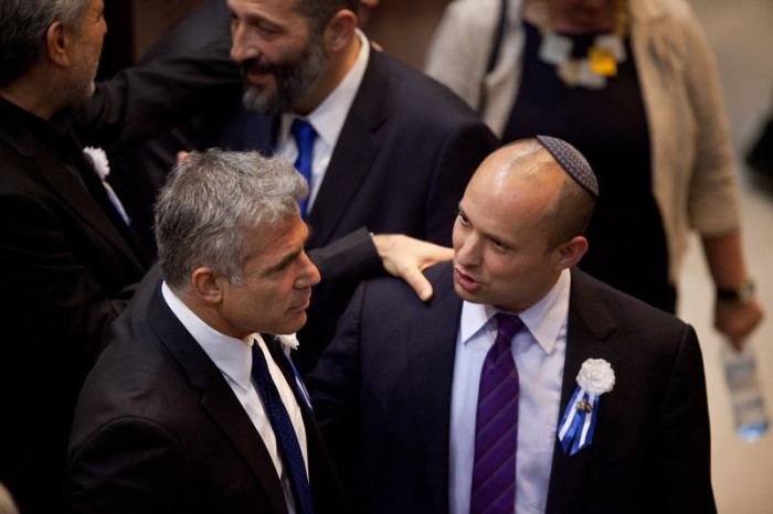 Yair Lapid (L), Vorsitzender der israelischen Partei Yesh Atid und Naftali Bennett (R), Chef der israelischen Partei Jüdisches Heim. Foto: epa/Uriel Sinai / Pool