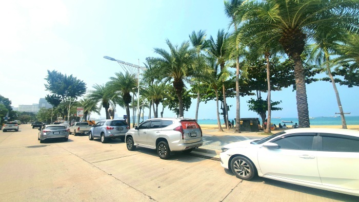 Geparkte Fahrzeuge auf Pattayas Beach Road. Foto: Jahner