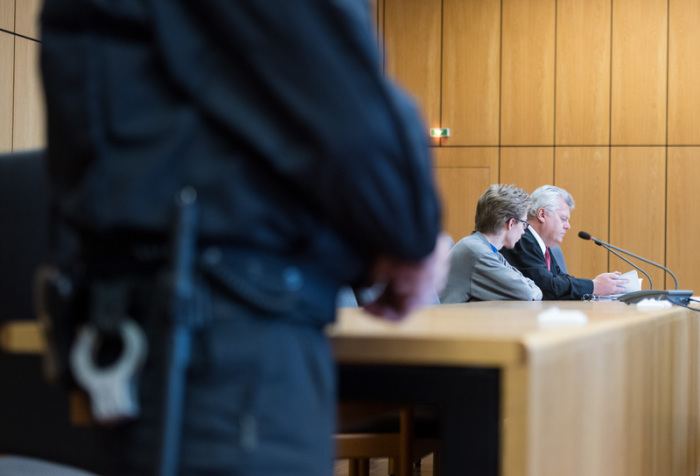 Der Angeklagte Marcel H. sitzt am 08.09.2017 im Landgericht in Bochum (Nordrhein-Westfalen) auf der Anklagebank neben seinem Anwalt Michael Emde. Foto: dpa/Bernd Thissen