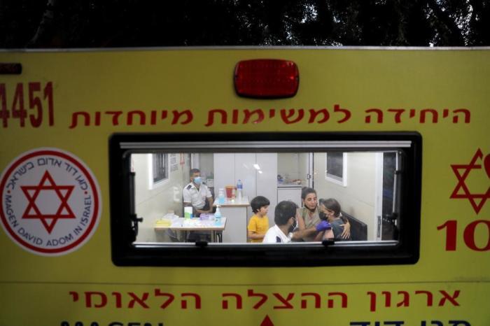 Eine Minderjährige, die von ihrer Mutter unterstützt wird, erhält in einer Impfstation in Tel Aviv einen COVID-19-Impfstoff. Foto: epa/Abir Sultan
