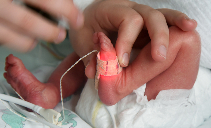 Im Perinatalzentrum vom Universitätsklinikum wird ein zu klein und zu früh geborenes Kind im Inkubator betreut.. Foto: Waltraud Grubitzsch/Zb/dpa