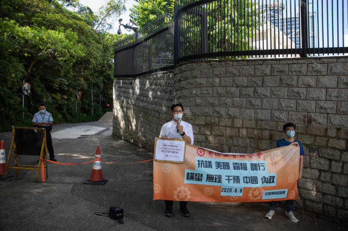 Pro-China-Aktivisten protestieren gegen US-Sanktionen, die gegen Hongkonger Regierungsbeamte vor dem US-Generalkonsulat in Hongkong verhängt wurden. Foto: epa/Jerome Favre