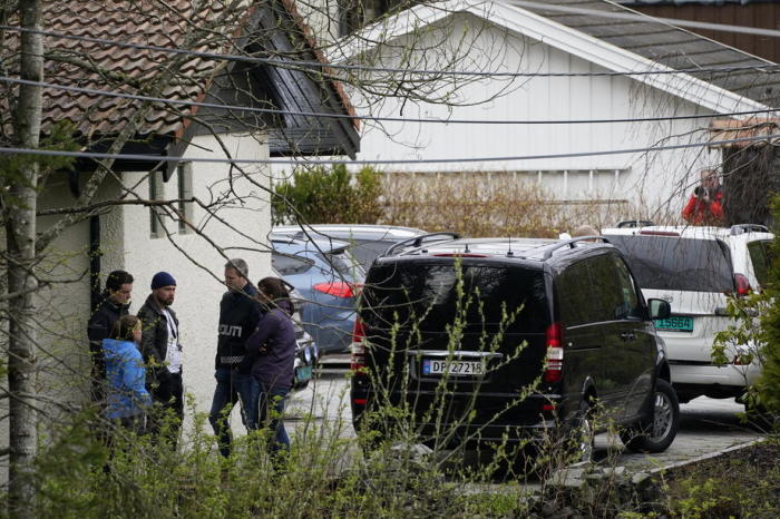 Die Polizei hat die Wohnung des Ehepaares Hagen in Lorenskog bei Oslo abgesperrt, nachdem Anne-Elisabeth Hagens Ehemann Tom Hagen bei einer Polizeiaktion in Lorenskog festgenommen wurde. Foto: epa/Heiko Junge