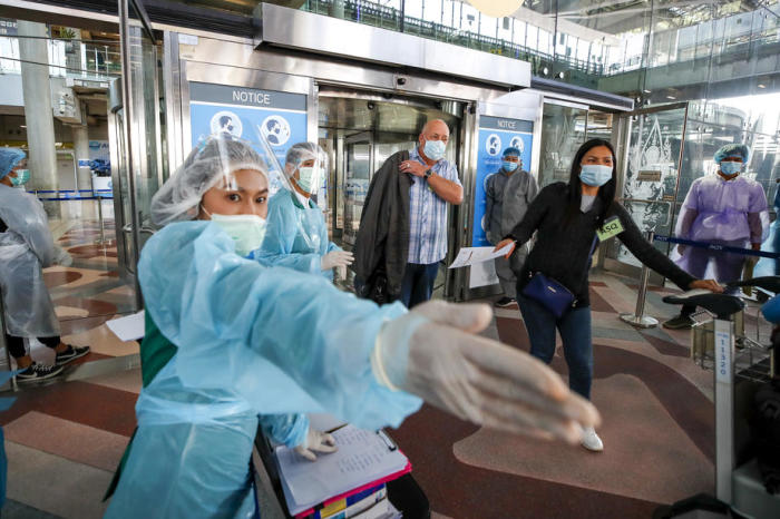 Ausländische Besucher werden vom ASQ-Personal am Bangkoker Flughafen Suvarnabhumi in Empfang genommen. Foto: epa/Diego Azubel